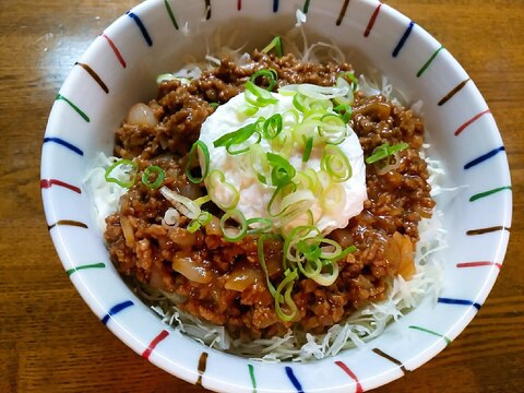 ミンチと玉ねぎの丼ﾎﾟｰﾁﾄﾞｴｯｸﾞ乗せ